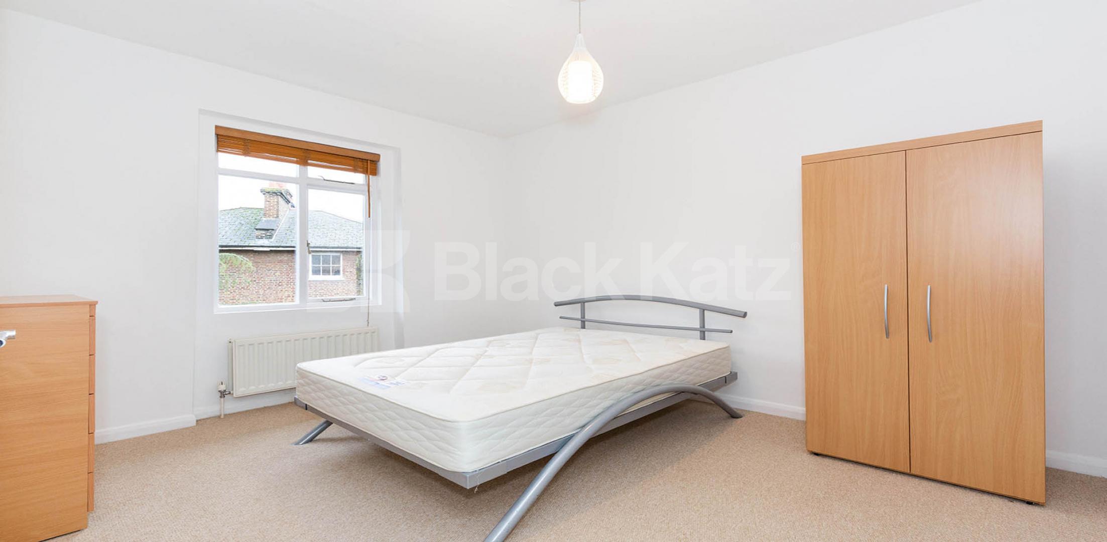 			STUNNING 3 BED WITH ROOF TERRACE & VIDEO VIEWING AVAILBLE!, 3 Bedroom, 1 bath, 1 reception Flat			 Stratford Villas, CAMDEN SQUARE
